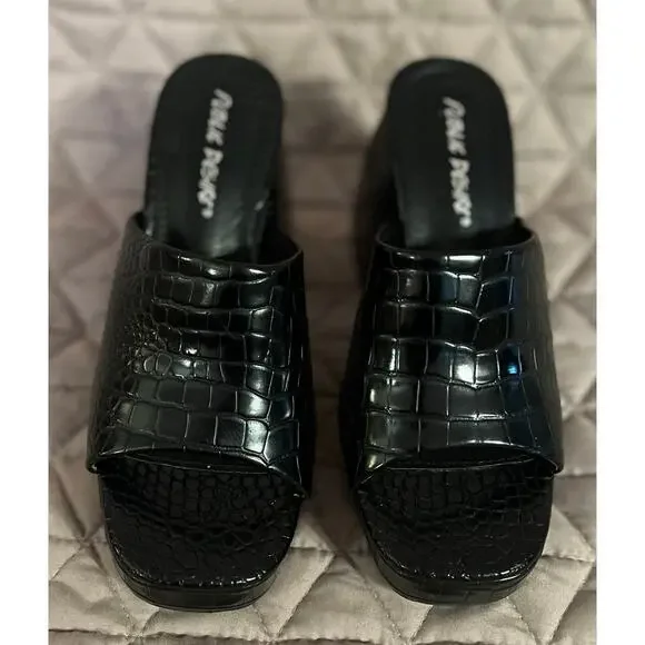 Black crocodile mules
Public desire says size 4
I think they would fit a 7-8￼ - Picture 2 of 5